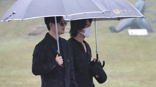 Setahun Barbie Shu Meninggal, Momen Jerry Yan dan Vic Chou Kunjungi Makamnya Bikin Heboh!