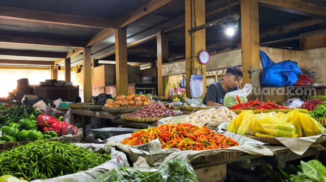 Pedagang menunggu pembeli di Pasar Beringharjo pada Selasa (3/2/2026). Menjelang Ramadan 2026 harga-harga kebutuhan pokok mulai naik. [Suara.com/Putu]