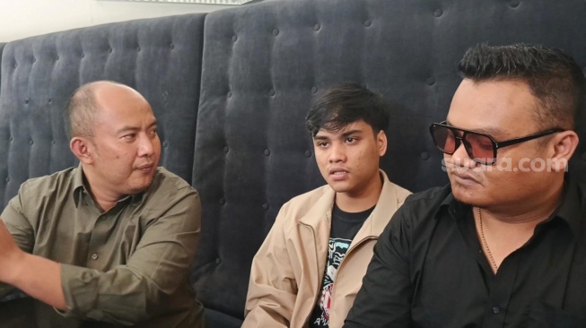 Anak Denada, Ressa Rizky Rossano (tengah) didampingi pengacaranya di Mampang, Jakarta Selatan pada Selasa, 3 Februari 2026. [Suara.com/Rena Pangesti]