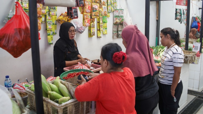 Suasana aktivitas jual-beli di Pasar Kombongan, Jakarta, Selasa (3/2/2026). [Suara.com/Alfian Winanto]