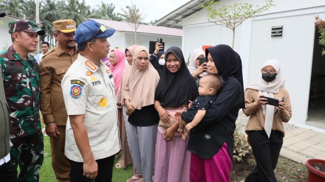 Mendagri Muhammad Tito Karnavian melakukan pengecekan langsung terhadap sarana dan prasarana huntara di Aceh Tamiang (Dok: Kemendagri)