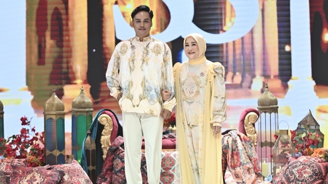 Shella Saukia Debut di Garis Poetih Raya Collection 2026, Ressa Rossano Jadi Model