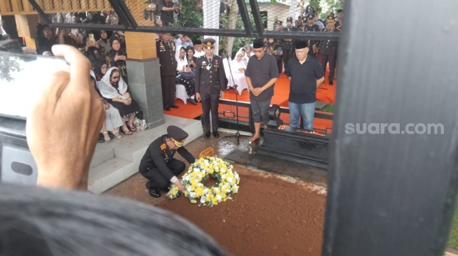 Kapolri Jenderal Polisi Drs. Listyo Sigit Prabowo turut hadir langsung mengantarkan pemakaman Meriyati Roeslani Hoegeng. Prosesi pemakaman berlangsung pada Rabu (4/2/2026) di Taman Pemakaman Bhakti Umum (TPBU) Giri Tama, Desa Tonjong, Kecamatan Tajur Halang, Kabupaten Bogor. [Andi Ahmad S/Suara.com]