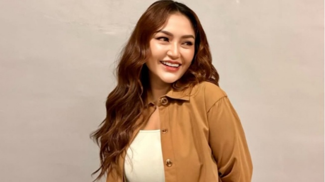 Minder usai Melahirkan, Siti Badriah Operasi Payudara di Korea