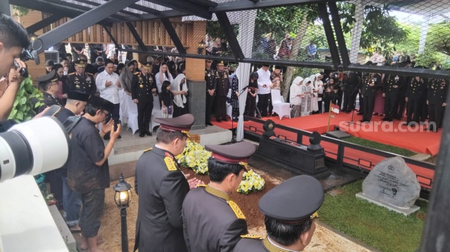 Kapolri Jenderal Polisi Drs. Listyo Sigit Prabowo turut hadir langsung mengantarkan pemakaman Meriyati Roeslani Hoegeng. Prosesi pemakaman berlangsung pada Rabu (4/2/2026) di Taman Pemakaman Bhakti Umum (TPBU) Giri Tama, Desa Tonjong, Kecamatan Tajur Halang, Kabupaten Bogor. [Andi Ahmad S/Suara.com]
