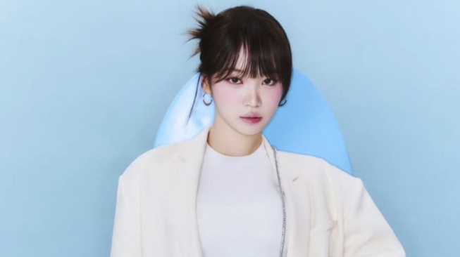 4 Ide Outfit Celana Jeans ala Chaewon LE SSERAFIM, Keren Tinggal Sat Set!