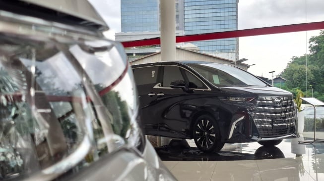 Jajaran produk Toyota yang ditampilkan di dealer resmi Auto2000. (SUARA.COM/Manuel Jeghesta)