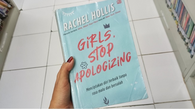 Berdaya Sebagai Perempuan di Buku Girl Stop Apologizing