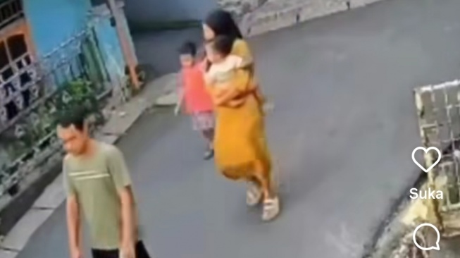 Viral! Aksi Pria Bawa Anak-Istri Curi Paket Kurir di Kalibata, Kini Diburu Polisi