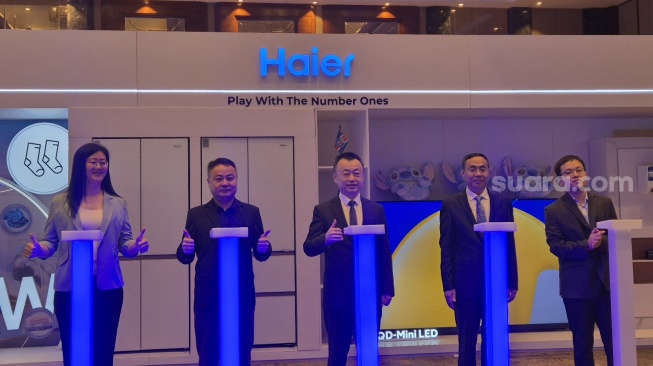 President Director Indonesia, Yan Xuhong (tengah) dalam peluncuran merek Haier Indonesia di Jakarta, Selasa (4/2/2026). [Suara.com/Dythia]