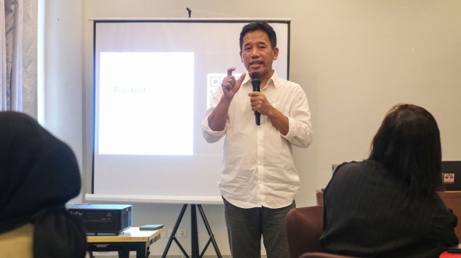 Pemred Suara.com Suwarjono menyampaikan sambutan dalam workshop 'AI Tools Training for Journalists' di Amaris Hotel Pettarani, Makassar, Sulawesi Selatan, pada 14–15 Januari 2026. [Suara.com]