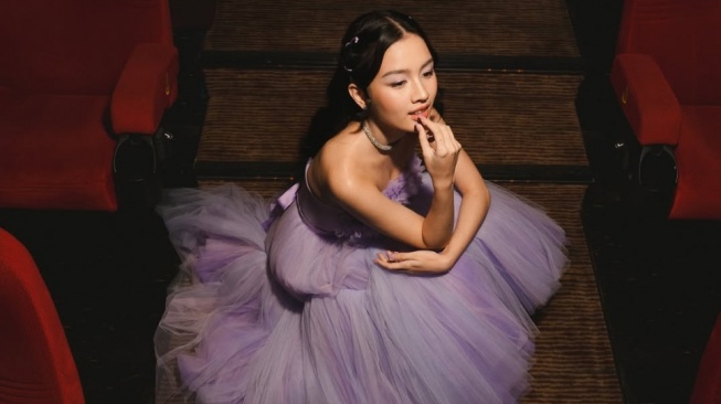 Tongkat Sihir Debut Singel Katyana: Metafora Manisnnya Jatuh Cinta Pertama Kali