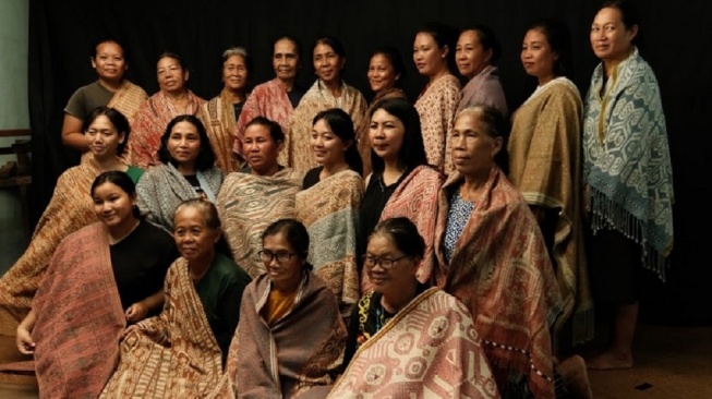 Benang yang Menjaga Hutan: Kisah Tenun Iban Sadap dari Jantung Kalimantan