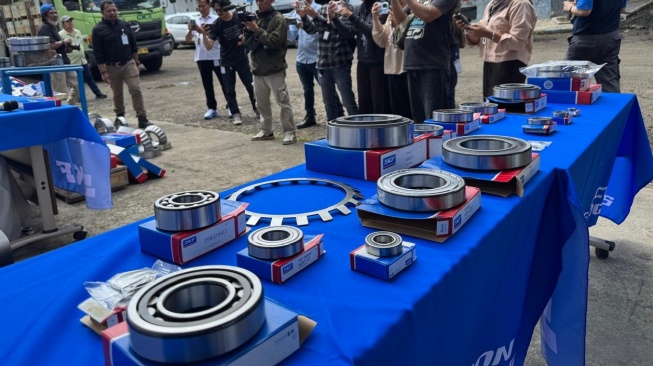 SKF Group Brand Protection dan SKF Indonesia pada Kamis (5/2/2026) memusnahkan lebih dari 34.000 bearing tiruan, dengan bobot mencapai 13,3 metrik ton dan nilai mencapai Rp 9,5 miliar, yang disita dari wilayah Jabodetabek. [Dok SKF]