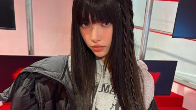 4 Daily Outfit ala Yunah ILLIT, dari Kasual Chic hingga Gaya Elegan!