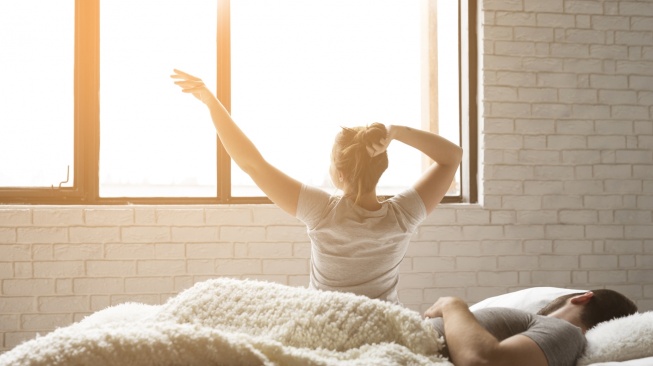 Ilustrasi menghirup udara di pagi hari (Freepik)