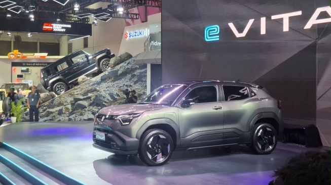 Suzuki e-Vitara resmi mengaspal di Indonesia dengan harga Rp 700 jutaan. (Foto: SUARA.COM/Manuel Jeghesta)