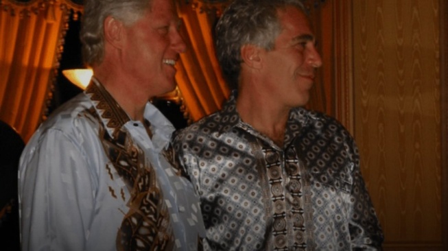 Baju Jeffrey Epstein di Bali Ramai Jadi Perdebatan, Pakai Batik Bapak Atau Versace?