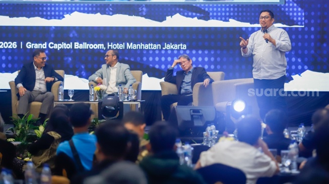 Pakar Hukum Tata Negara dari Universitas Andalas Feri Amsari dalam diskusi bertajuk ‘Profesionalisme Penegakan Hukum dan Pengaruhnya bagi Iklim Usaha’ bersama Suara.com di Hotel Manhattan Jakarta, Rabu (4/2/2026). (Suara.com/Alfian)