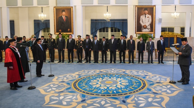 Presiden Prabowo Subianto (kanan) membacakan sumpah jabatan saat memimpin pembacaan sumpah jabatan pada pelantikan Hakim Mahkamah Konstitusi (MK) Adies Kadir (kiri) dan Wakil Menteri Keuangan Juda Agung (ketiga kiri) di Istana Negara, Jakarta, Kamis (5/2/2026). [ANTARA FOTO/Galih Pradipta/foc]