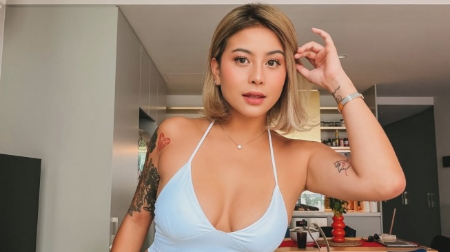 Awkarin diserang netizen setelah di rumahnya nampak dispenser yang biasa digunakan untuk membuat whipped cream. [Instagram]