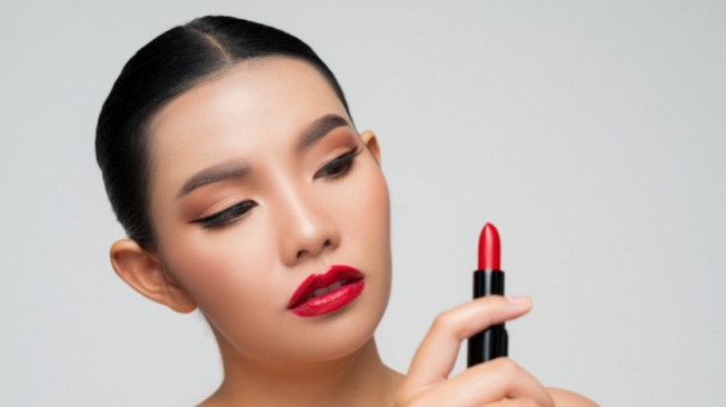 7 Rekomendasi Lipstik Paling Laris di Shopee untuk Bibir Hitam