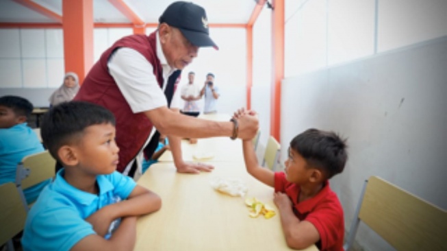 Wamensos Agus Jabo Priyono bersama para siswa Sekolah Dasar (Dok: Kemensos)