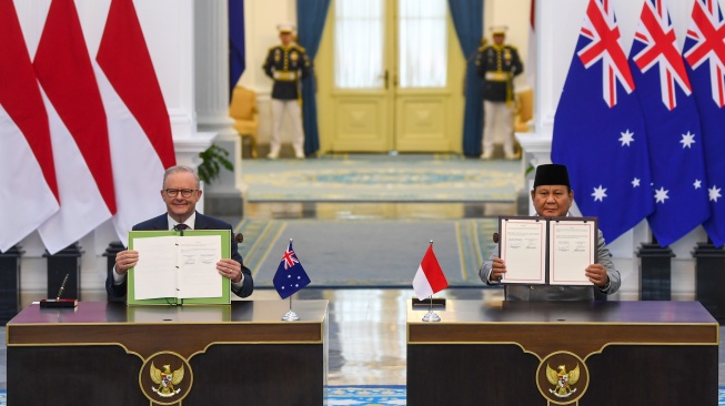 Presiden Prabowo Subianto (kanan) dan Perdana Menteri (PM) Australia Anthony Albanese (kiri) menunjukkan dokumen kerjasama kepada wartawan saat kunjungan kenegaraan di Istana Merdeka, Jakarta, Jumat (6/2/2026). [ANTARA FOTO/Galih Pradipta/Lmo/rwa]