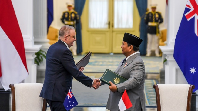 Presiden Prabowo Subianto (kanan) berjabat tangan dengan Perdana Menteri (PM) Australia Anthony Albanese (kiri) usai menandatangani Traktat mengenai keamanan saat kunjungan kenegaraan di Istana Merdeka, Jakarta, Jumat (6/2/2026). [ANTARA FOTO/Galih Pradipta/Lmo/rwa]