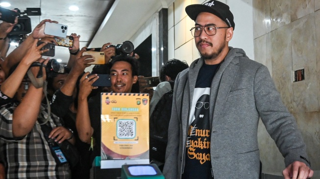 Komika atau pelawak tunggal Pandji Pragiwaksono berjalan untuk memenuhi panggilan klarifikasi di Polda Metro Jaya, Jumat (6/2/2026). [ANTARA FOTO/Sulthony Hasanuddin/nz]