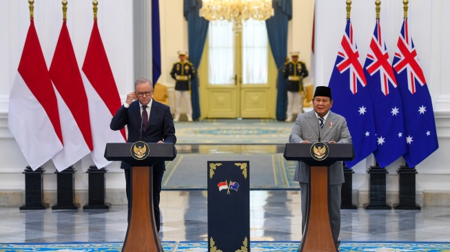 Presiden Prabowo Subianto (kanan) dan Perdana Menteri (PM) Australia Anthony Albanese (kiri) menyampaikan keterangan kepada wartawan saat kunjungan kenegaraan di Istana Merdeka, Jakarta, Jumat (6/2/2026). [ANTARA FOTO/Galih Pradipta/Lmo/rwa]