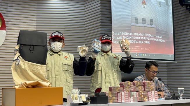 OTT Bea Cukai: KPK Sita Rp40,5 Miliar, Termasuk Emas 5,3 Kg dan Uang Valas