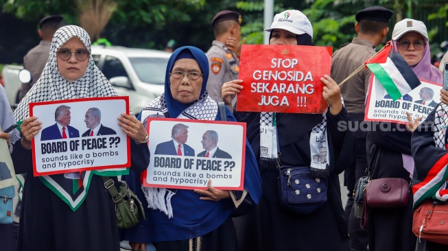 Massa menggelar Aksi Jumat untuk Palestina di depan Kedutaan Besar Amerika Serikat, Jakarta, Jumat (6/2/2026). [Suara.com/Alfian Winanto]