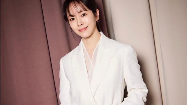 5 Gaya OOTD Kondangan Feminin ala Han Ji Min