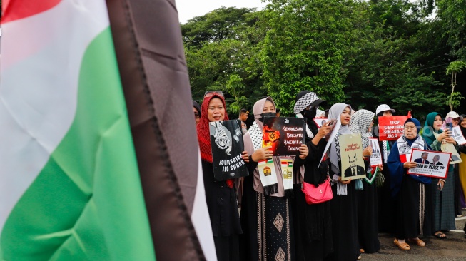 Massa menggelar Aksi Jumat untuk Palestina di depan Kedutaan Besar Amerika Serikat, Jakarta, Jumat (6/2/2026). [Suara.com/Alfian Winanto]