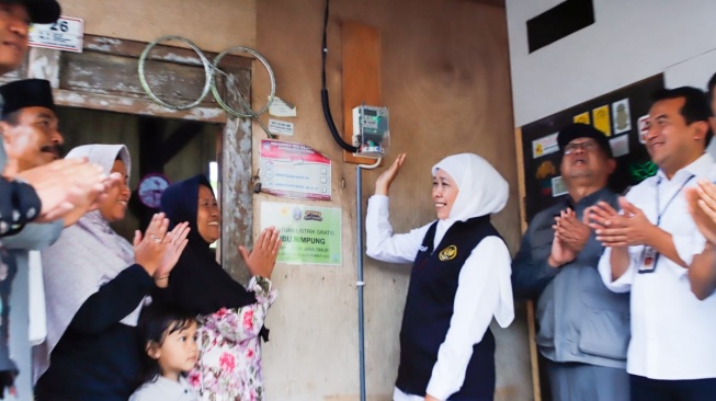 Dengan program pemasangan listrik untuk RTM, Gubernur Khofifah optimistis target 100 persen rasio elektrifikasi di Jawa Timur dapat segera terwujud (Dok: Pemprov Jatim)