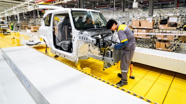 Di Vietnam, para dealer VinFast Indonesia menyaksikan sistem kontrol kualitas berstandar internasional yang diterapkan perusahaan ini (Dok: VinFast)