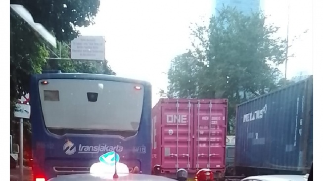 Truk Tabrak Separator, Ribuan Penumpang Transjakarta Terjebak Macet Parah di Tanjung Duren