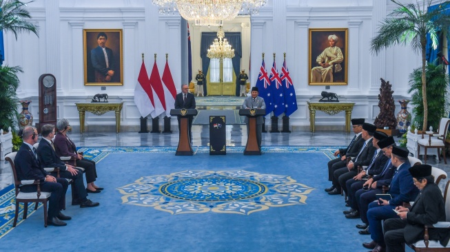 Presiden Prabowo Subianto (kanan) dan Perdana Menteri (PM) Australia Anthony Albanese (kiri) memberikan pernyataan bersama saat kunjungan kenegaraan di Istana Merdeka, Jakarta, Jumat (6/2/2026). [ANTARA FOTO/Galih Pradipta/Lmo/rwa]