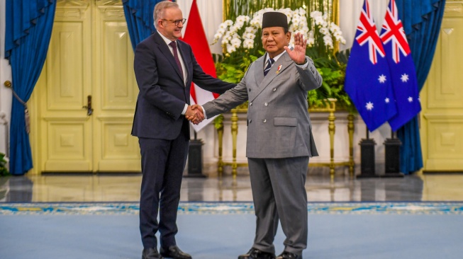 Presiden Prabowo Subianto (kanan) berjabat tangan dengan Perdana Menteri (PM) Australia Anthony Albanese (kiri) saat kunjungan kenegaraan di Istana Merdeka, Jakarta, Jumat (6/2/2026). [ANTARA FOTO/Galih Pradipta/Lmo/rwa]