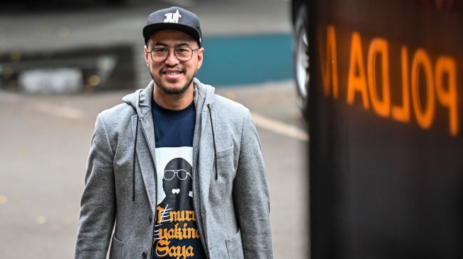 Komika atau pelawak tunggal Pandji Pragiwaksono berjalan untuk memenuhi panggilan klarifikasi di Polda Metro Jaya, Jumat (6/2/2026). [ANTARA FOTO/Sulthony Hasanuddin/nz]