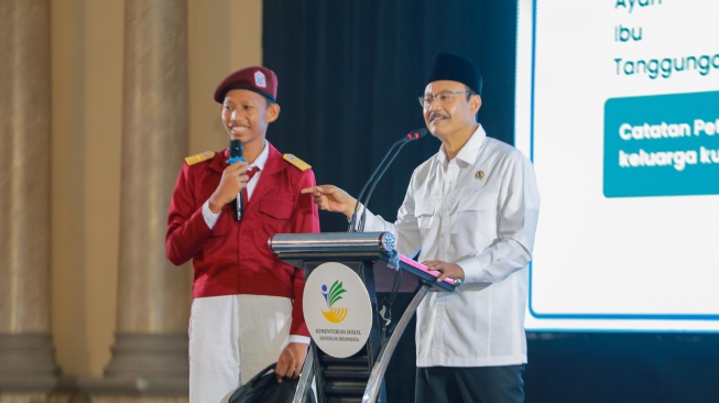 Menteri Sosial Saifullah Yusuf atau Gus Ipul bersama salah satu murid di acara Sosialisasi DTSEN di Kabupaten Pasuruan, Sabtu (7/2/2026) (Dok: Kemensos)