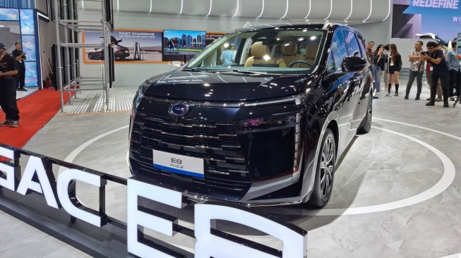 GAC E8 jadi MPV hybrid yang diperkenalkan di IIMS 2026. (Foto: SUARA.COM/Manuel Jeghesta)