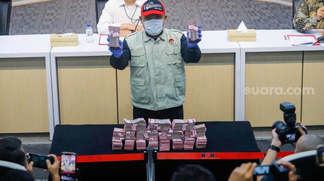 Barang bukti berupa uang tunai ditunjukkan terkait kasus pengurusan sengketa lahan di Pengadilan Negeri (PN) Depok saat konferensi pers di Gedung Merah Putih KPK, Jakarta, Jumat (6/2/2026). [Suara.com/Alfian Winanto]