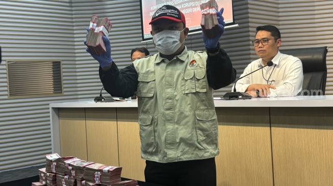 Penampakan Isi Tas Ransel Hitam Berisi Rp850 Juta, Bukti Suap Sengketa Lahan di PN Depok