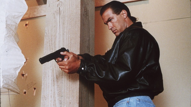 Film Hard to Kill yang dibintangi Steven Seagal akan tayang Sabtu (7/2/2026) malam ini pukul 21.00 WIB di Trans TV. [YouTube]
