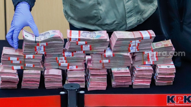 Barang bukti berupa uang tunai ditunjukkan terkait kasus pengurusan sengketa lahan di Pengadilan Negeri (PN) Depok saat konferensi pers di Gedung Merah Putih KPK, Jakarta, Jumat (6/2/2026). [Suara.com/Alfian Winanto]