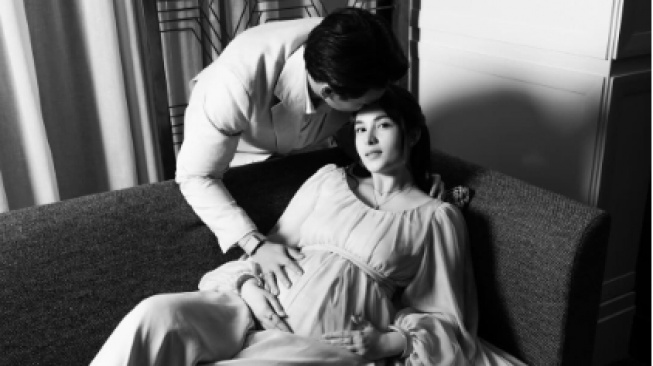 Elegan dan Classy, Intip 6 Gaya Maternity Shoot Chelsea Islan di Kehamilan Pertama