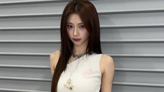 Intip 4 Outfit Tank Top ala Ruka BABYMONSTER, Girly Look ke Edgy Vibes!