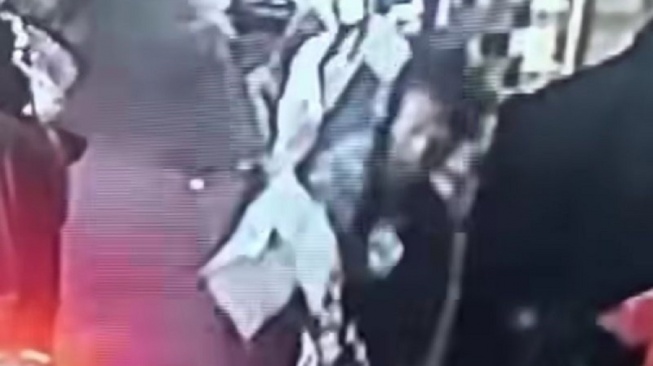 Geger Pria di Tambora Terekam CCTV Panggul Karung Diduga Isi Mayat, Warga Tak Sadar